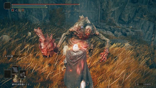 無骨な武器を持ち主人公へと迫り来る巨体のモンスター