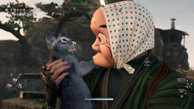 ひょっとこ面を被った主人公に抱き抱えられた猫が鳴き声を上げている場面