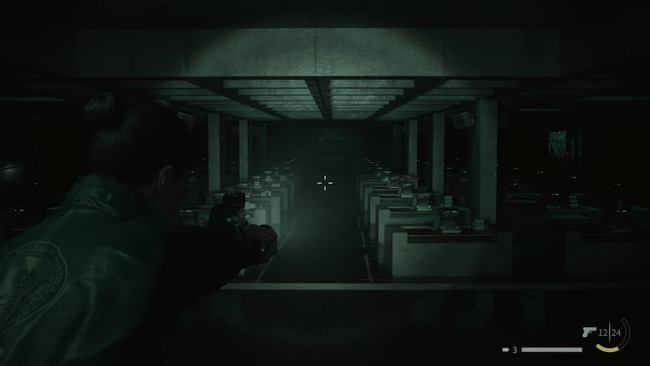 薄暗いレイクハウス内にて、部屋一面にタイプライターが置かれている場所を懐中電灯の灯りのみで探索するエステベス