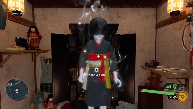 仏壇の前で空中に浮かぶオカッパ和服の座敷童