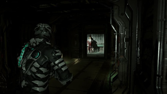 暗い廊下の向こうの部屋で壁に頭を打ち付けている人物