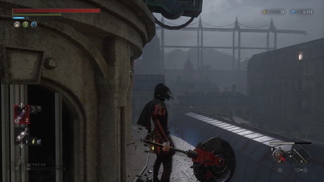 丸鋸状の武器を手に街を眺めている主人公