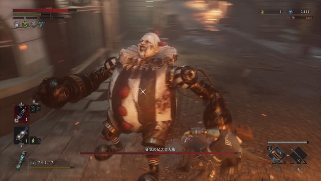 道中の強敵、狂気のピエロ人形と戦う主人公