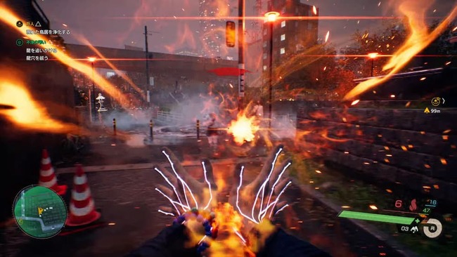 強力な炎の技を敵怪異に放つ主人公の暁人