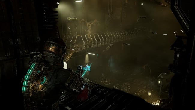 少し離れた所でアイザックの様子を伺っている化け物