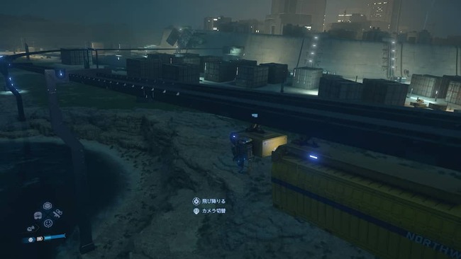 巨大な拠点へと続くモノレールの先頭に乗り込み、物資を輸送するサム