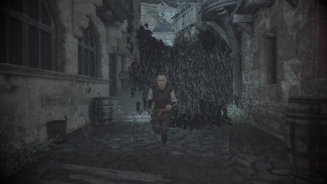 街中にて後方から大挙して押し寄せてくるネズミの群れから必死に逃げ惑うアミシア