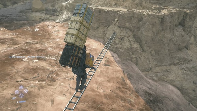 濁流の上にかけられた梯子の上を大量の荷物を背負いながら歩くサム