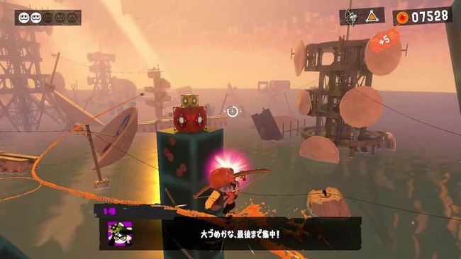 レールの上から弓で箱を狙撃するプレイヤー