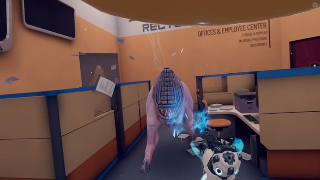 オフィスの様な場所で迫り来る恐竜型の宇宙生物に銃で応戦しているソニア