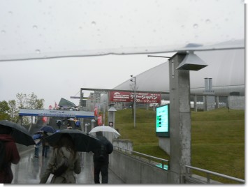 雨の札幌ドーム前 雨の札幌ドーム前