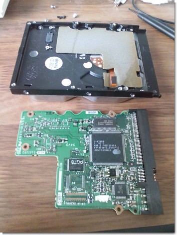 HDDの基盤を外したところ HDDの基盤を外したところ