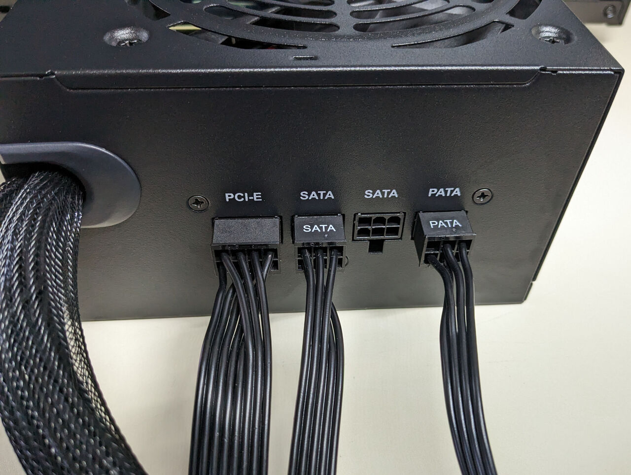 自作PC　DefineR3,H170,i7 6700,8GB,450W電源 自作PC組み立て手順⑩】メイン電源・内蔵HDD配線と電源取り付け
