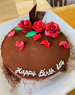 真っ赤なバラのケーキでお誕生日おめでとう 不登校365日24時間 フリースクール元気学園 ブログ