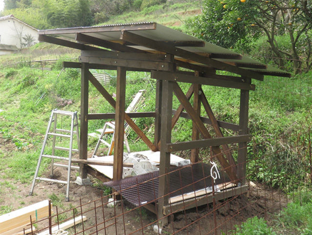 4月12日 畑に農機具を収める小屋を作っています 12 晴耕雨読 僕は頑張らない