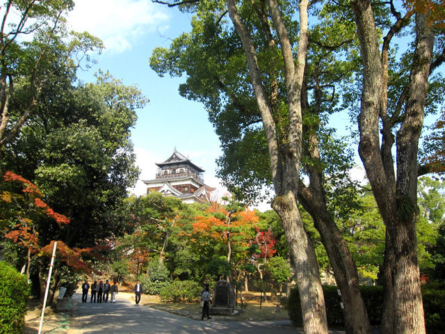 広島城址公園の紅葉と広島護国神社の七五三をみてきました 晴耕雨読 僕は頑張らない