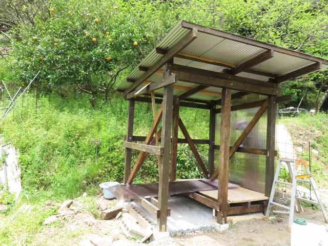 4月29日 畑に農機具を収める小屋を作っています 14 床板の貼りつけとポリカの壁の貼りつけ 晴耕雨読 僕は頑張らない