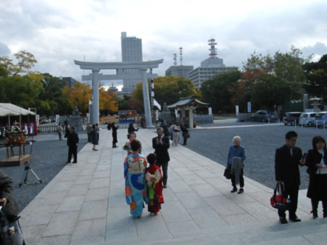 広島城址公園の紅葉と広島護国神社の七五三をみてきました 晴耕雨読 僕は頑張らない