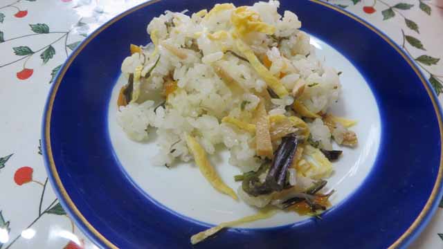 白菜の花 をテンプラで食べました 明日は和えもので食べます 短歌 白菜の 花の蕾は 柔らかき その菜を和えて 春を味わう 晴耕雨読 僕は頑張らない 白菜の花 をテンプラで食べました 明日は和えもので食べます 短歌 白菜の 花の蕾は 柔らかき その菜を和えて 春を味わう 晴耕雨読 僕は頑張らない
