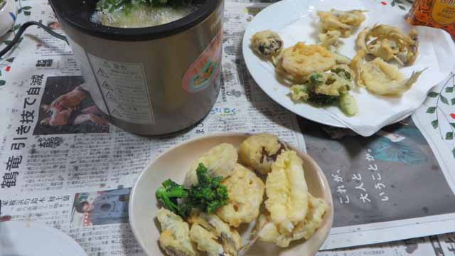 白菜の花 をテンプラで食べました 明日は和えもので食べます 短歌 白菜の 花の蕾は 柔らかき その菜を和えて 春を味わう 晴耕雨読 僕は頑張らない 白菜の花 をテンプラで食べました 明日は和えもので食べます 短歌 白菜の 花の蕾は 柔らかき その菜を和えて 春を味わう 晴耕雨読 僕は頑張らない