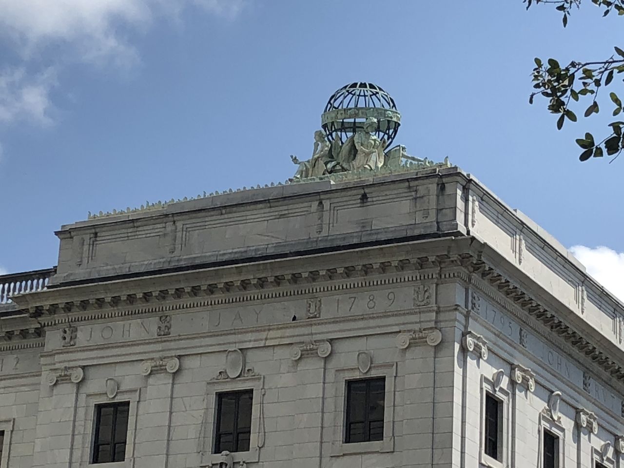 セントラル ビジネス ディストリクトを歩く レシーブ二郎の音楽日記