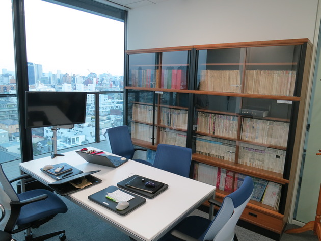 会議室もありました。キレイで景色もいいんですが、すごいのがこの本棚。