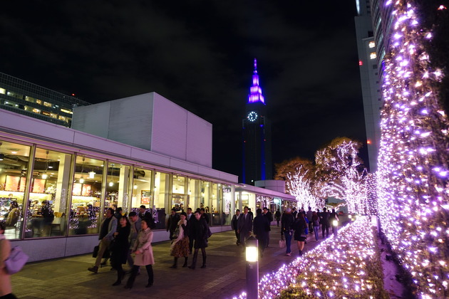 スタバの新宿サザンテラス店前のクリスマスイルミネーション