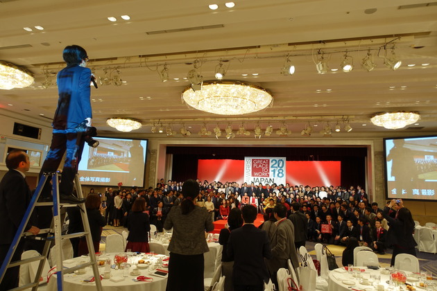 カメラマンさんお疲れ様でした!これだけの人数をカメラにおさめるのは一苦労だったのではないでしょうか