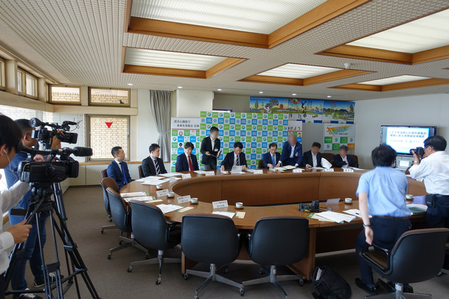 超大手企業にありそうな重厚感のある会議室。椅子はもちろんフカフカの革張り(だった気がします)