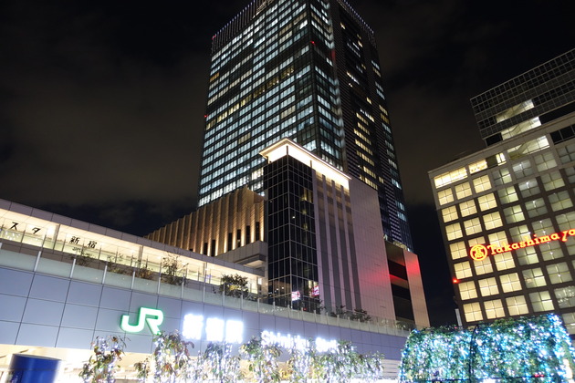 ペンギン広場から見上げるJR新宿ミライナタワー。「JR」と言うだけあって新宿駅直結の好立地