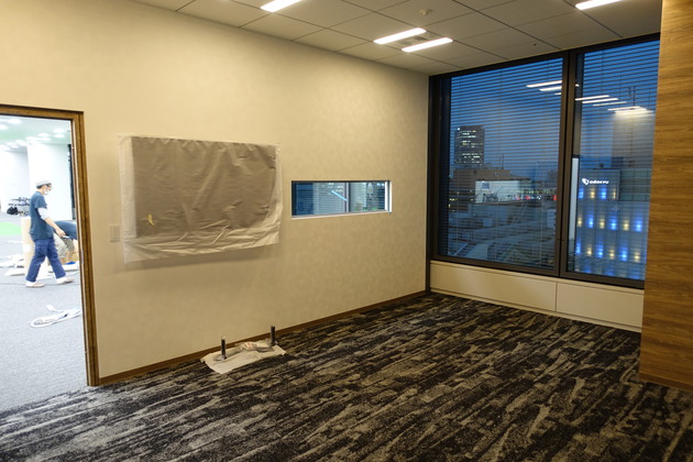 社長室。デスクや棚がないと結構な広さ