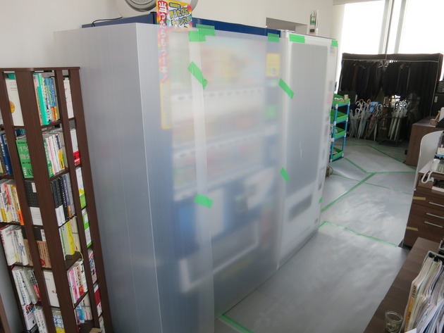 自販機まで完璧に養生。買えない・・・(笑)