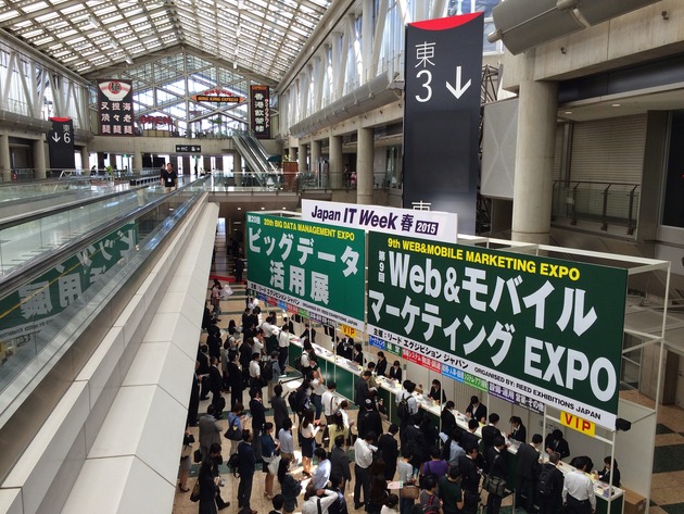東3の出入口すぐの交差点を右折したら水色のジオコードブースが見えてきます