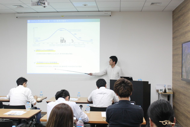 弊社マーケティング課長の富安氏と、
