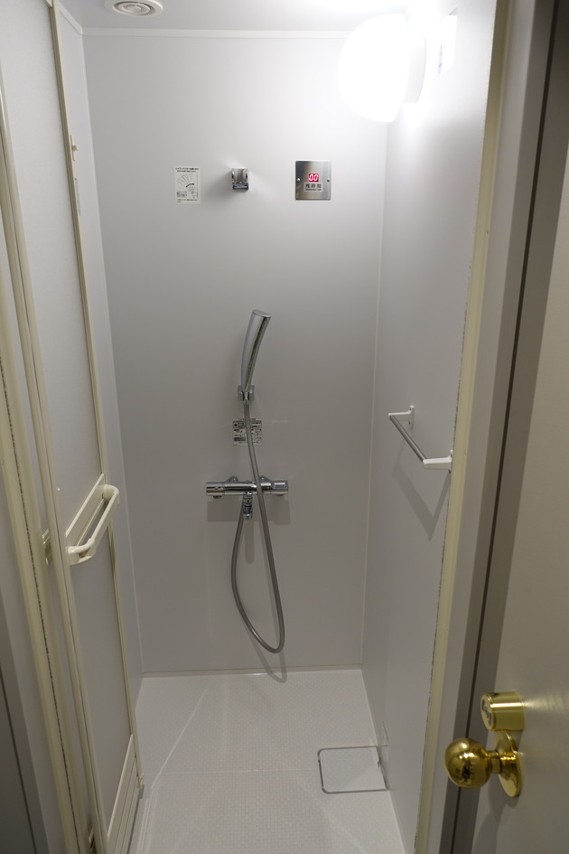 シャワーは男女別部屋で2つずつ、、、 だったと思います