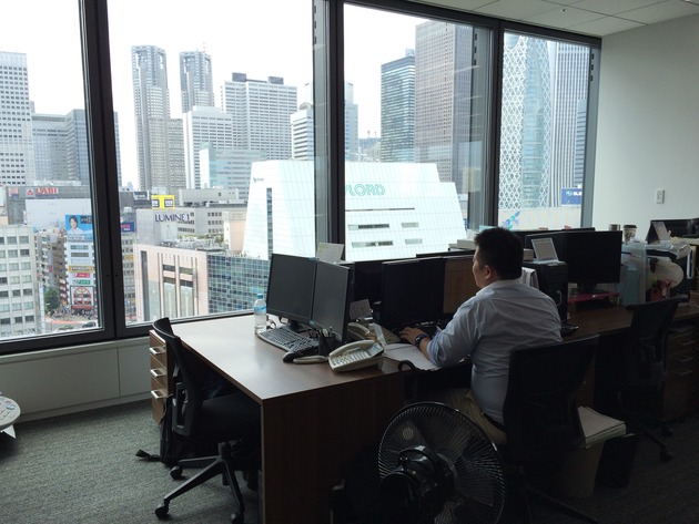 この日にどうしてもやらなければならない業務があり、撮影にエキストラとして混ざりつつも本気で仕事をしておりました