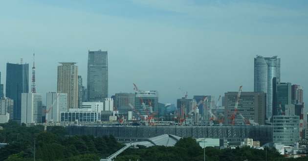 ちなみに、この会議室H(右側)から改築工事中の国立競技場が見えます。ここから約1.9km、徒歩23分ほどの距離です