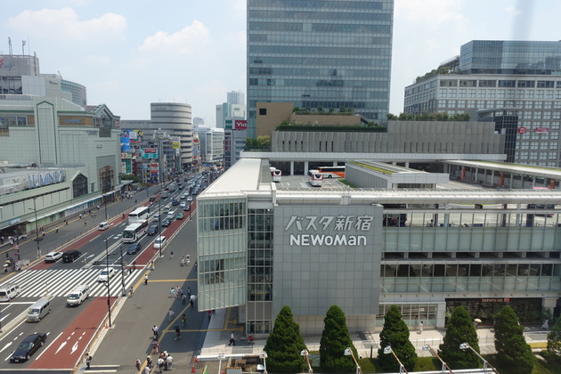 JR新宿ミライナタワー。茶色い建物の少し上あたり(10階)にジオコードが入っております