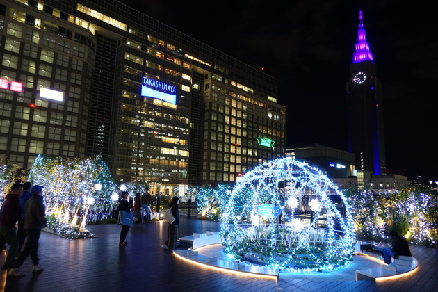JR新宿ミライナタワー下の「ペンギン広場」のクリスマスイルミネーション