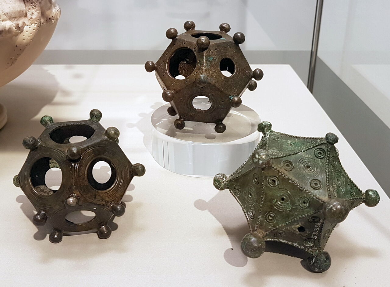 ジオろぐ1600年以上前に作られた用途不明の謎の人工物「ローマの中空十二面体」の一部がベルギーで発見されるコメントコメントする