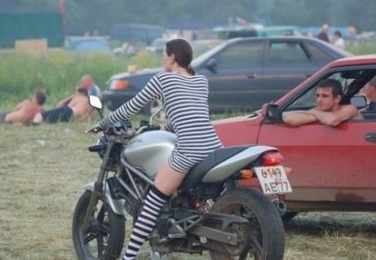 しましまニーソをはいた女ライダー ツンもワラタ