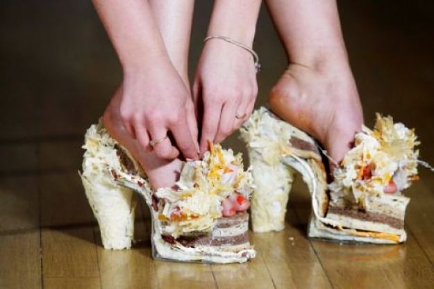 彼女の足がチーズ臭かった ツンもワラタ 彼女の足がチーズ臭かった ツンもワラタ