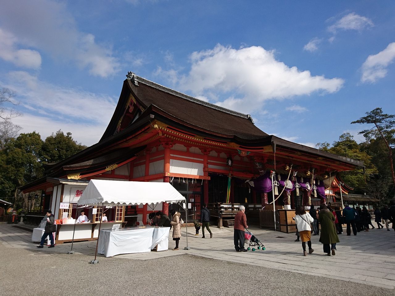 八坂神社 本殿 太陽と吹雪 八坂神社 本殿 太陽と吹雪
