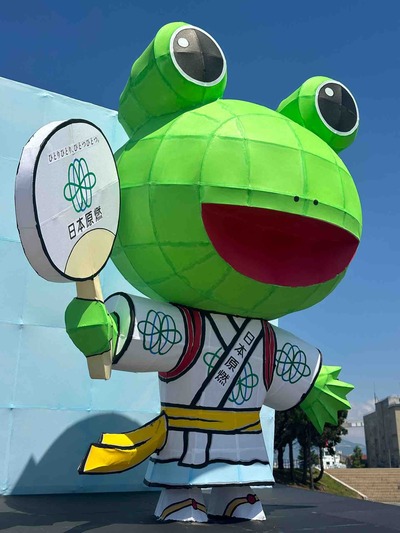 青森県青森市　カエルねぶた　日本原燃のツカエルくん
