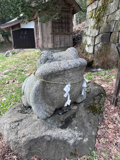 福島県猪苗代町見禰山 土津神社の石カエル（蛙石） : カエル好きの大磯生活