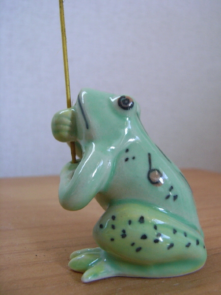 カエルのお香たて カエル好きの大磯生活
