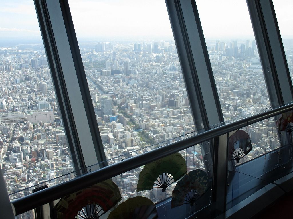 東京スカイツリーのガラス床から350メートル下を見る 旅人curiosity 東京スカイツリーのガラス床から350メートル下を見る 旅人curiosity