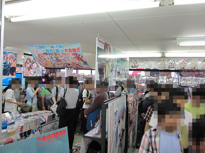 店内狭しと押し寄せるお客様