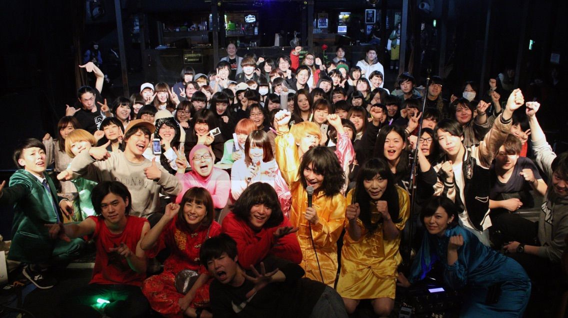 僕と君の合唱曲はいつまでも鳴り響けばいい 恐竜は友達のフリをして近づいてくる 僕と君の合唱曲はいつまでも鳴り響けばいい 恐竜は友達のフリをして近づいてくる