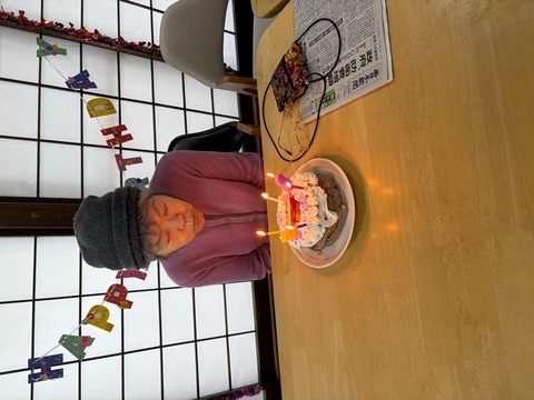 入居者が食事をしている様子。温かみのある食堂空間での日常生活風景。
